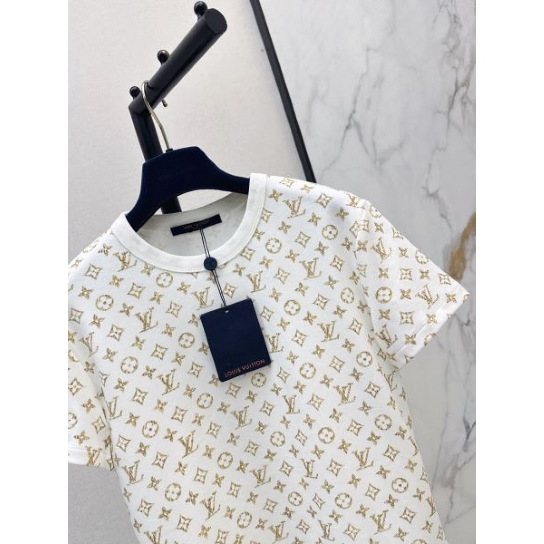 総柄モチーフが映える LOUIS VUITTON ルイヴィトン コピー ショートスリーブTシャツ ミニマルシルエット