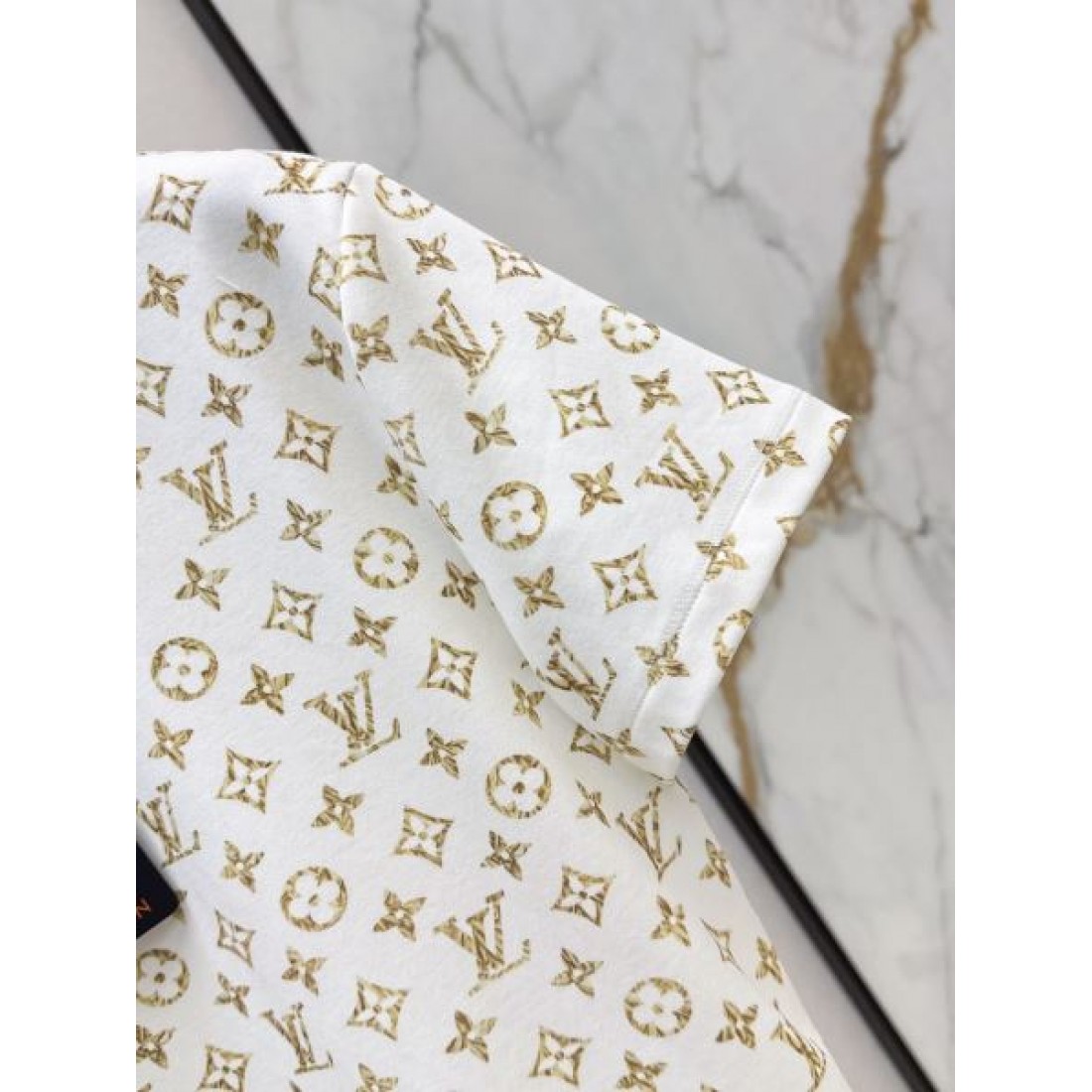 総柄モチーフが映える LOUIS VUITTON ルイヴィトン コピー ショートスリーブTシャツ ミニマルシルエット