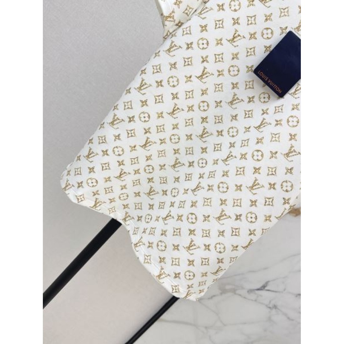 総柄モチーフが映える LOUIS VUITTON ルイヴィトン コピー ショートスリーブTシャツ ミニマルシルエット