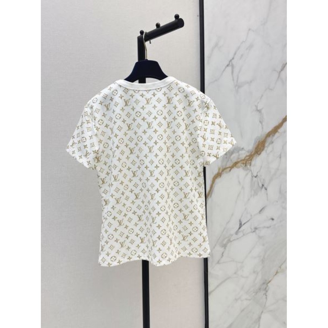 総柄モチーフが映える LOUIS VUITTON ルイヴィトン コピー ショートスリーブTシャツ ミニマルシルエット