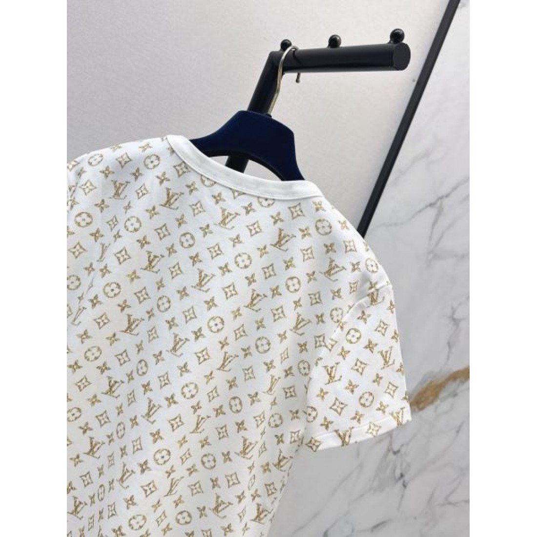 総柄モチーフが映える LOUIS VUITTON ルイヴィトン コピー ショートスリーブTシャツ ミニマルシルエット