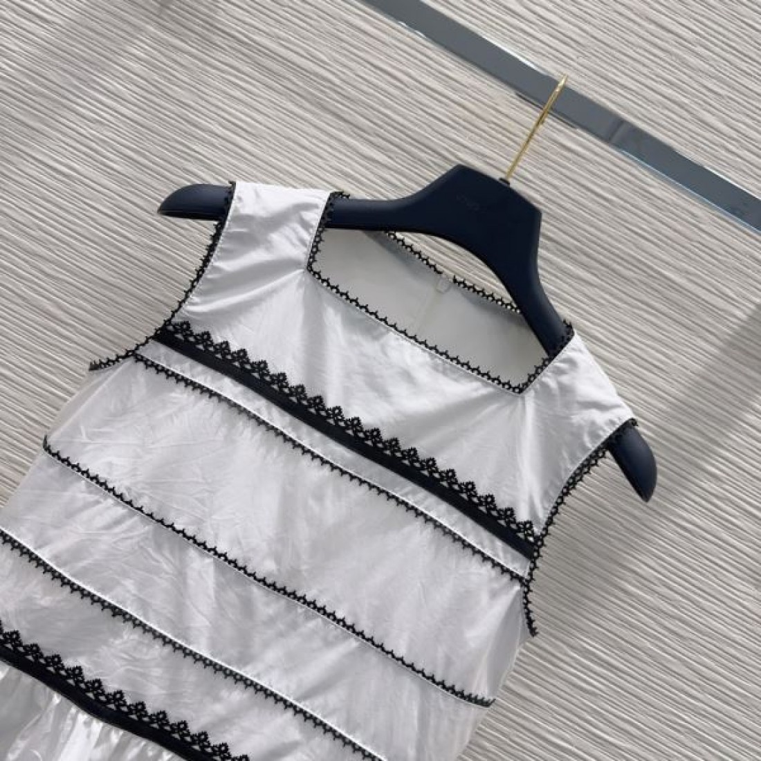 ライン装飾が映える LOUIS VUITTON ルイヴィトン コピー ノースリーブブラウス 立体テクスチャー ウエストシェイプ