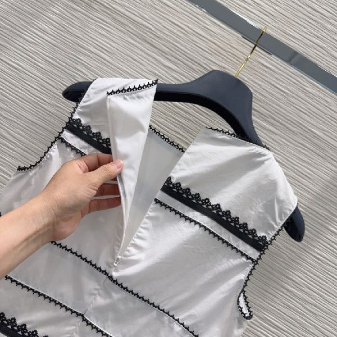 ライン装飾が映える LOUIS VUITTON ルイヴィトン コピー ノースリーブブラウス 立体テクスチャー ウエストシェイプ
