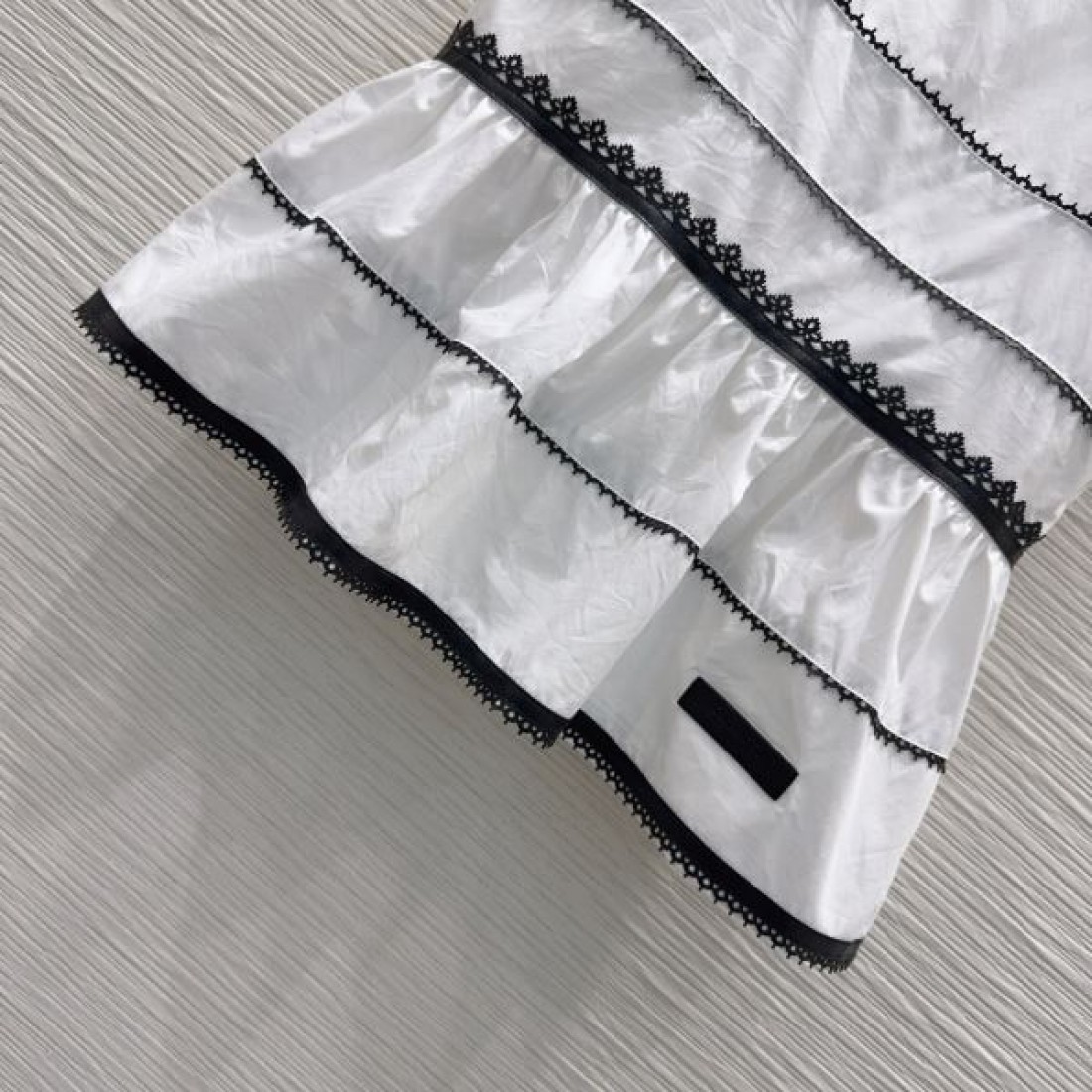 ライン装飾が映える LOUIS VUITTON ルイヴィトン コピー ノースリーブブラウス 立体テクスチャー ウエストシェイプ