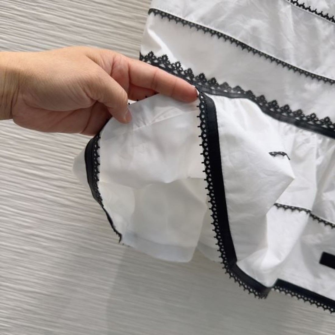 ライン装飾が映える LOUIS VUITTON ルイヴィトン コピー ノースリーブブラウス 立体テクスチャー ウエストシェイプ