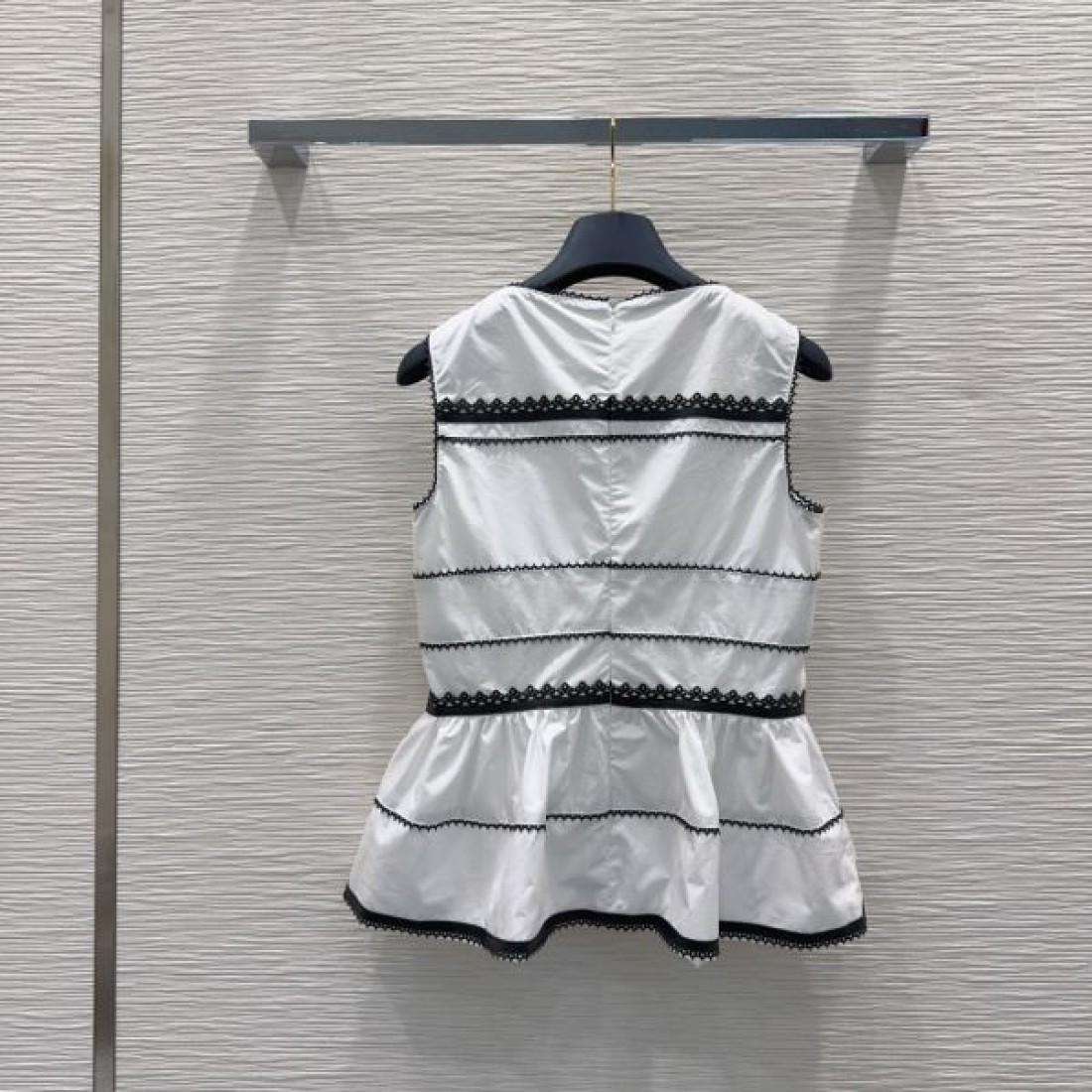 ライン装飾が映える LOUIS VUITTON ルイヴィトン コピー ノースリーブブラウス 立体テクスチャー ウエストシェイプ