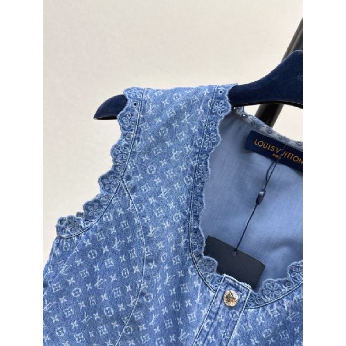 フリルシルエットが映える LOUIS VUITTON ルイヴィトン コピー ノースリーブトップス 総柄デザイン ペプラムヘム