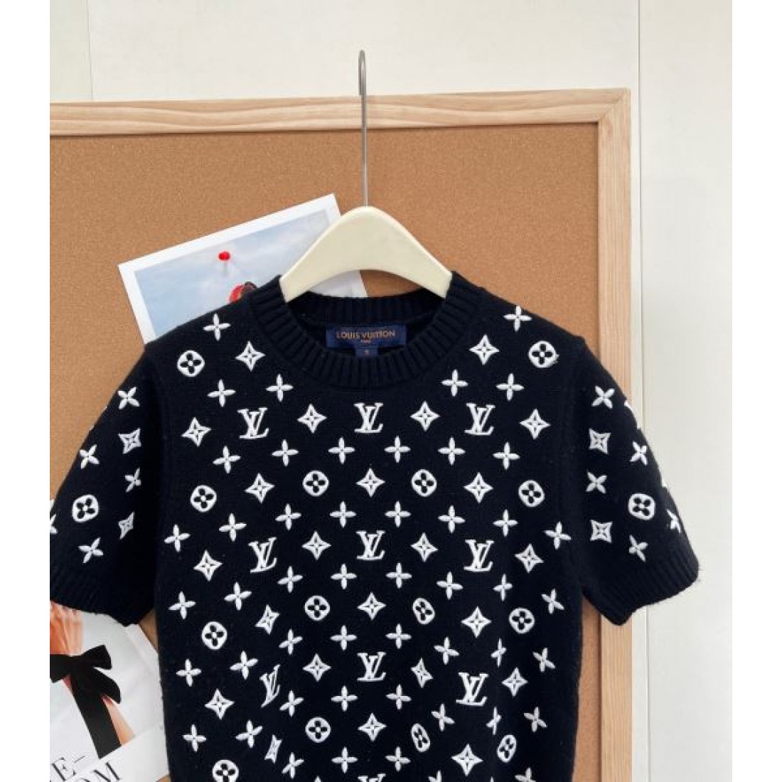 総柄デザインが映える LOUIS VUITTON ルイヴィトン コピー ポロトップス LVフラワーモチーフ 端正シルエット