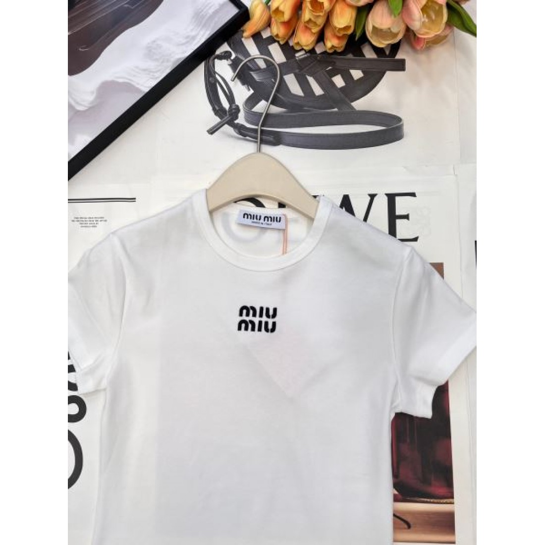 すっきり着映え MIU MIU ミュウミュウ コピー クルーネックTシャツ ワンポイントロゴ 細身カットソー
