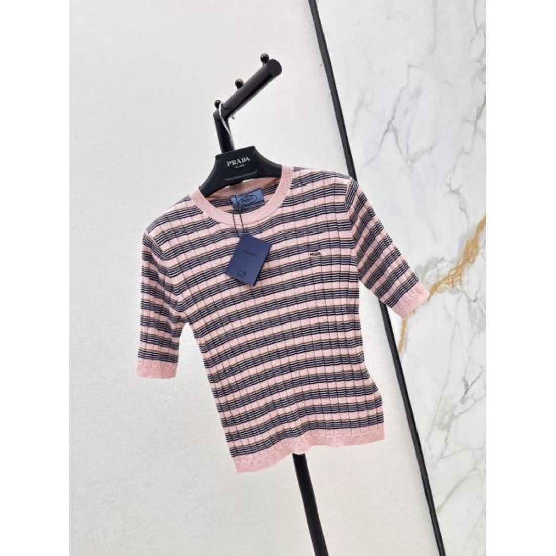 素材感際立つ PRADA プラダ コピー ボーダーニットTシャツ 細編み仕立て コンパクトシルエット