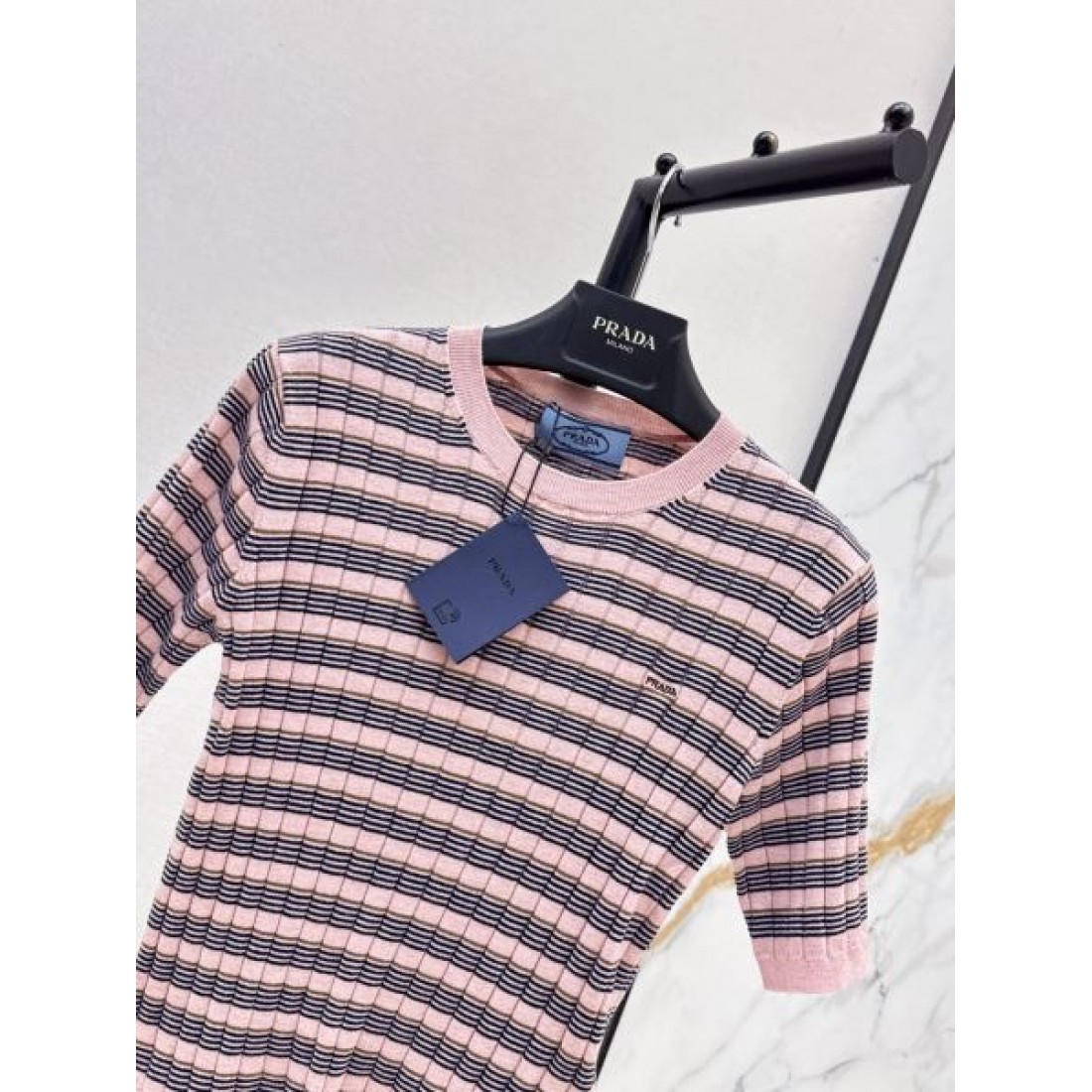 素材感際立つ PRADA プラダ コピー ボーダーニットTシャツ 細編み仕立て コンパクトシルエット