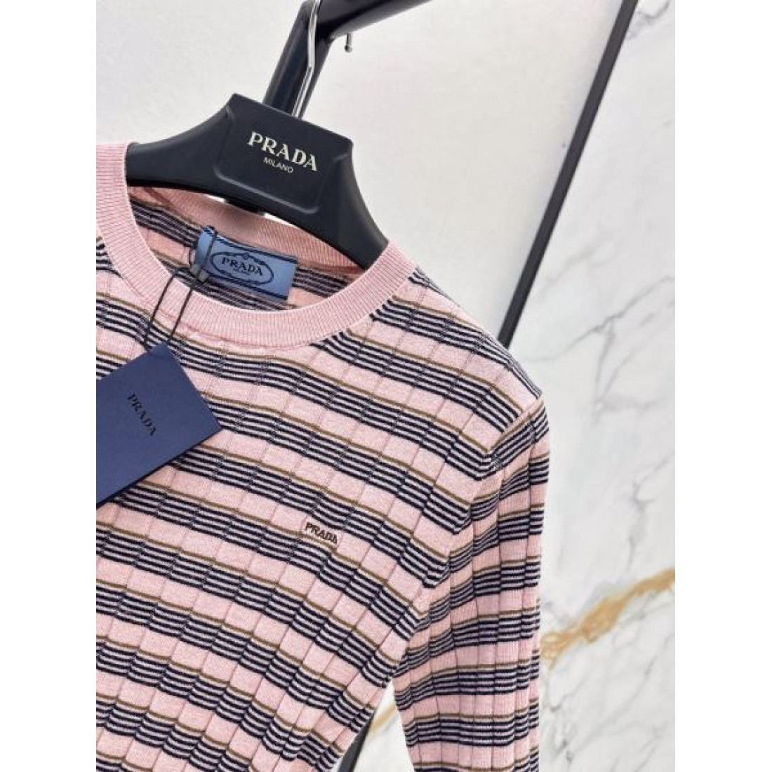 素材感際立つ PRADA プラダ コピー ボーダーニットTシャツ 細編み仕立て コンパクトシルエット