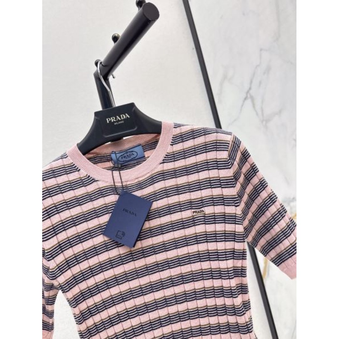 素材感際立つ PRADA プラダ コピー ボーダーニットTシャツ 細編み仕立て コンパクトシルエット