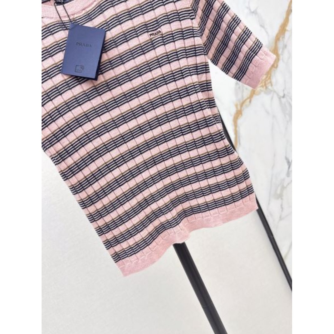 素材感際立つ PRADA プラダ コピー ボーダーニットTシャツ 細編み仕立て コンパクトシルエット