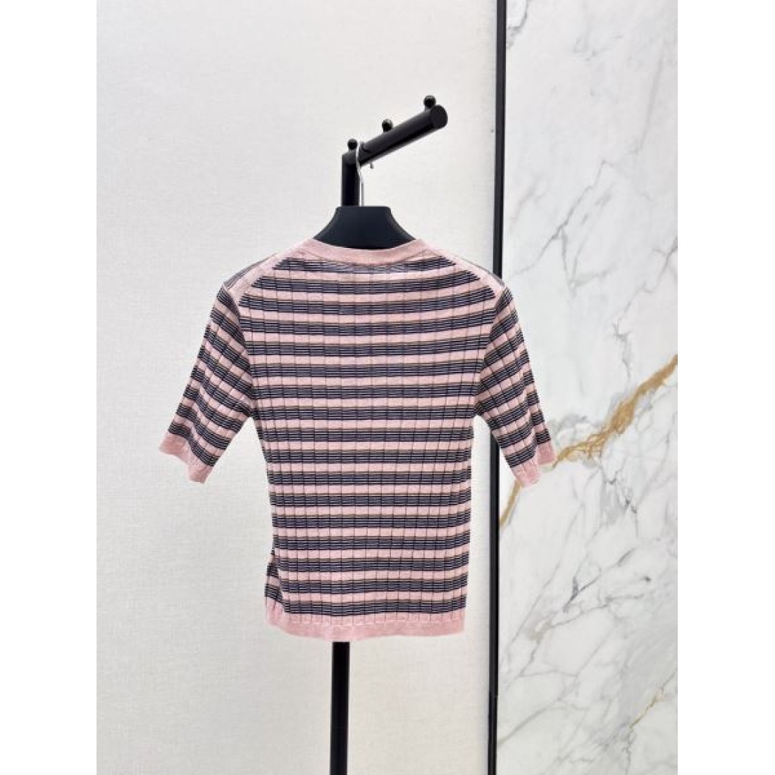 素材感際立つ PRADA プラダ コピー ボーダーニットTシャツ 細編み仕立て コンパクトシルエット