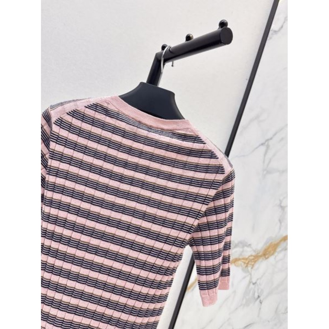 素材感際立つ PRADA プラダ コピー ボーダーニットTシャツ 細編み仕立て コンパクトシルエット