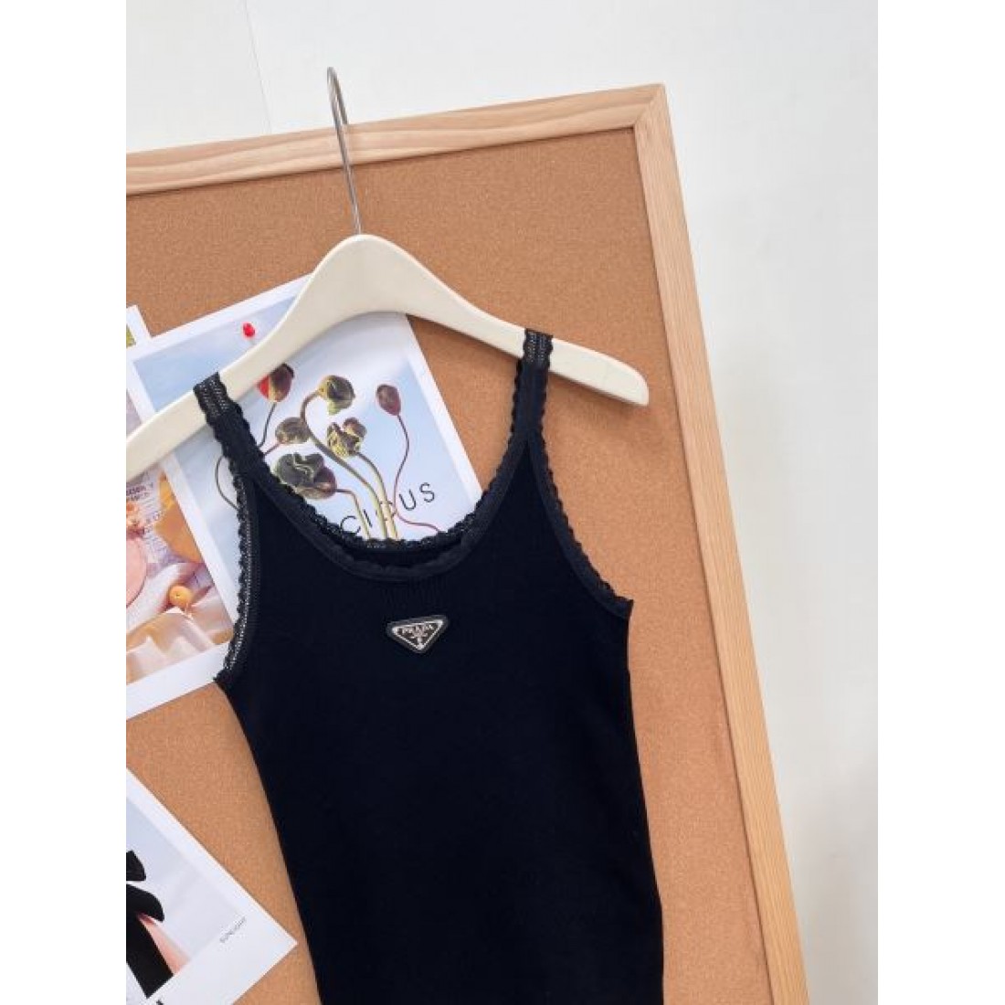 人気上昇 PRADA プラダ コピー レディース タンクトップ ミニマルデザイン すっきりフィット デイリー主力