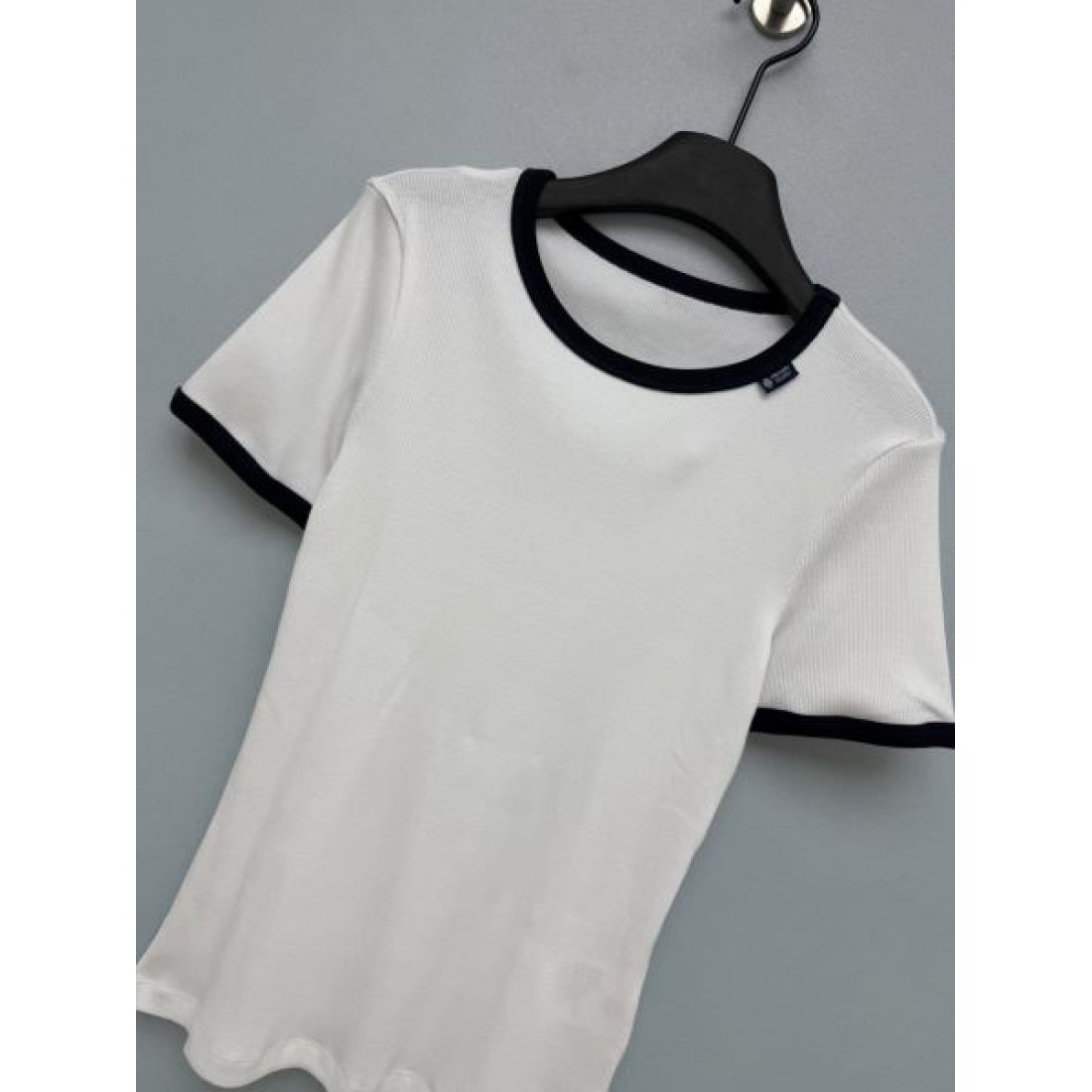上品見え PRADA プラダ コピー クルーネックニットTシャツ 細リブ仕立て コントラストライン 美シルエット