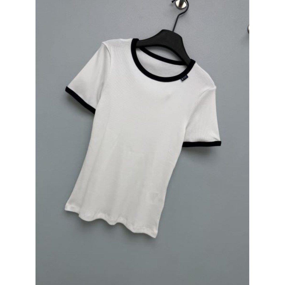 上品見え PRADA プラダ コピー クルーネックニットTシャツ 細リブ仕立て コントラストライン 美シルエット