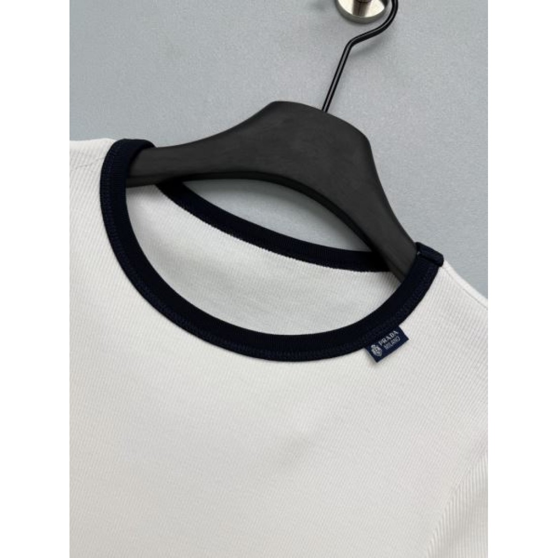 上品見え PRADA プラダ コピー クルーネックニットTシャツ 細リブ仕立て コントラストライン 美シルエット