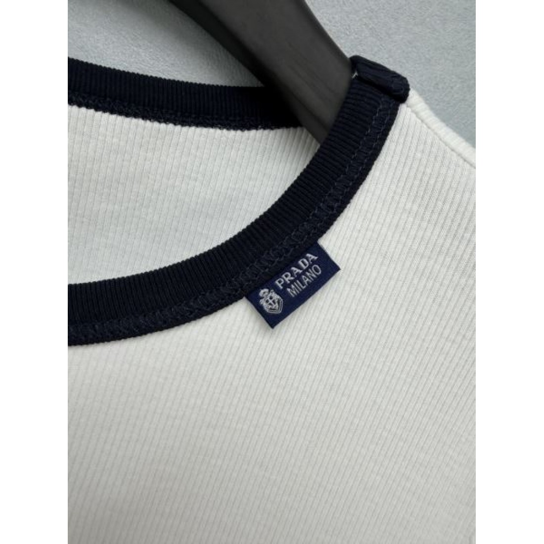 上品見え PRADA プラダ コピー クルーネックニットTシャツ 細リブ仕立て コントラストライン 美シルエット
