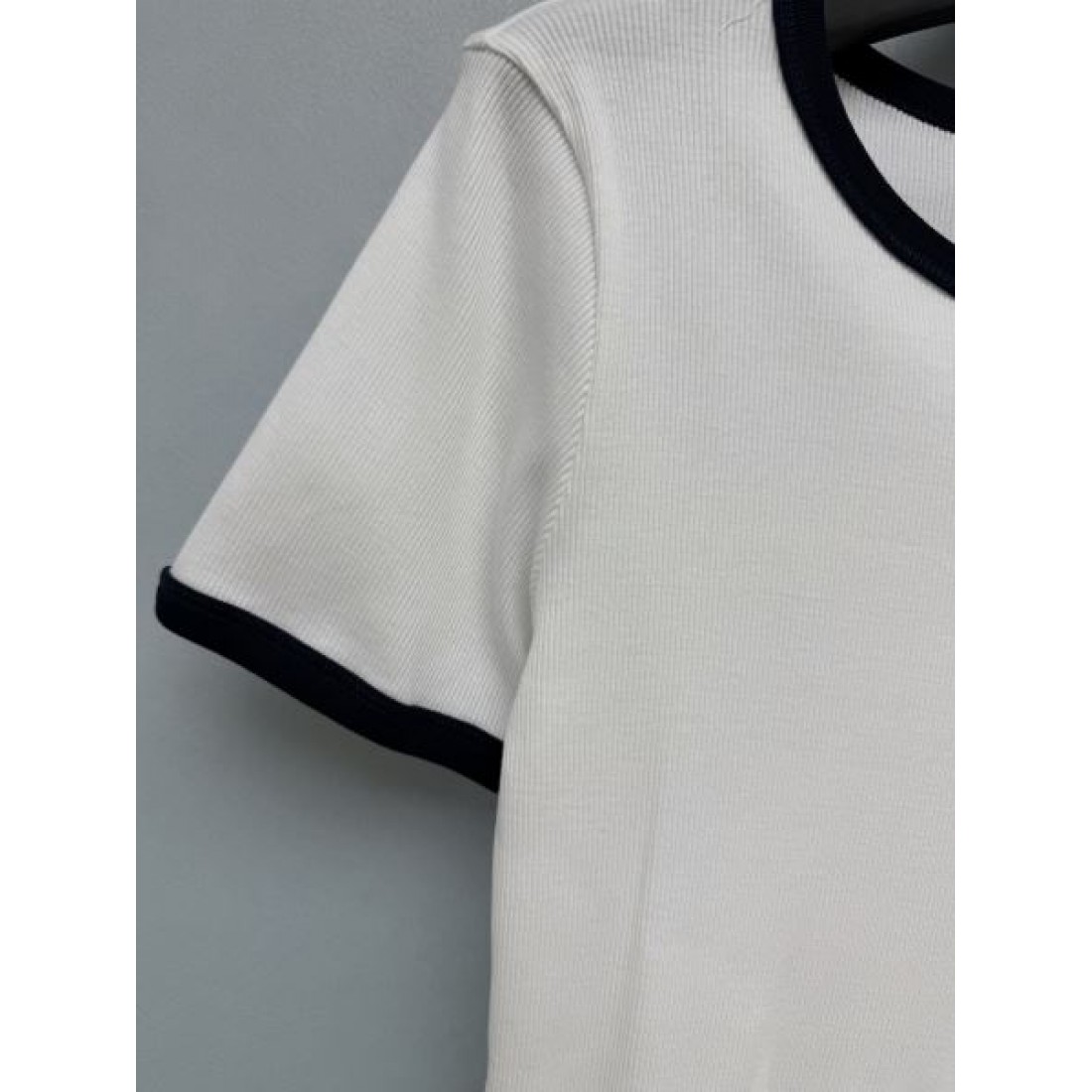 上品見え PRADA プラダ コピー クルーネックニットTシャツ 細リブ仕立て コントラストライン 美シルエット