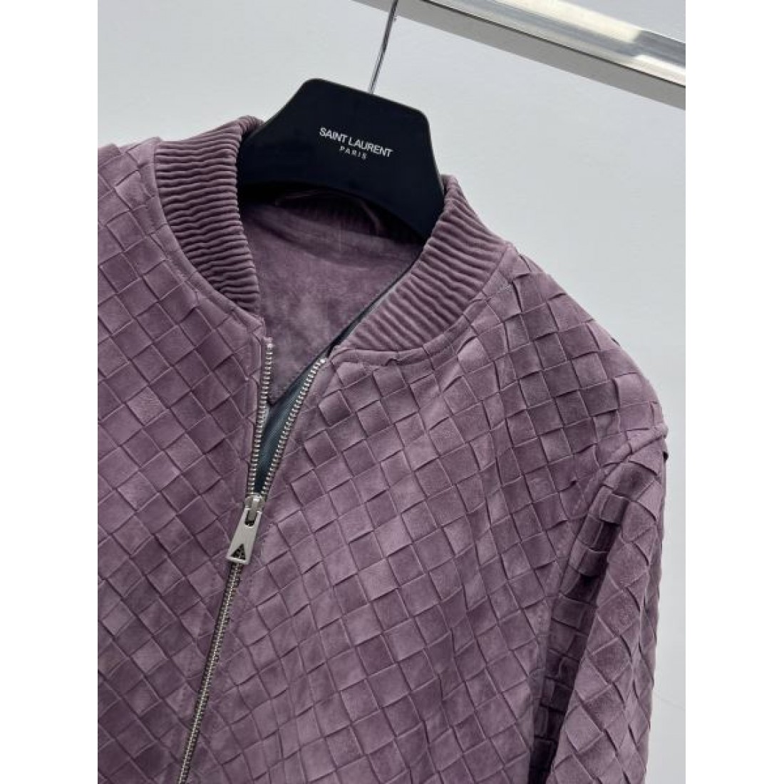 素材感際立つ BOTTEGA VENETA ボッテガ・ヴェネタ コピー ブルゾン 繊細な表情 リブ仕立て 大人モード