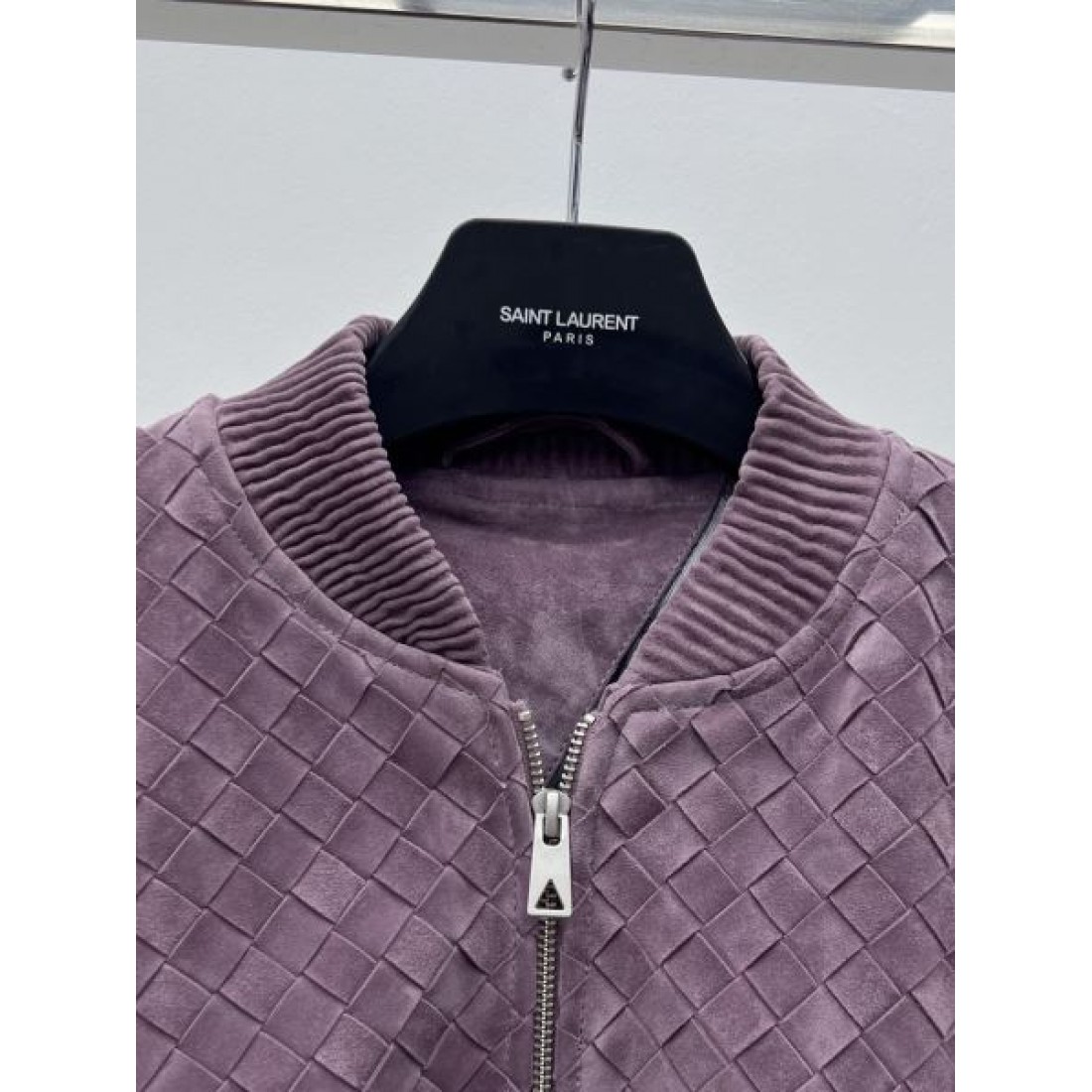 素材感際立つ BOTTEGA VENETA ボッテガ・ヴェネタ コピー ブルゾン 繊細な表情 リブ仕立て 大人モード