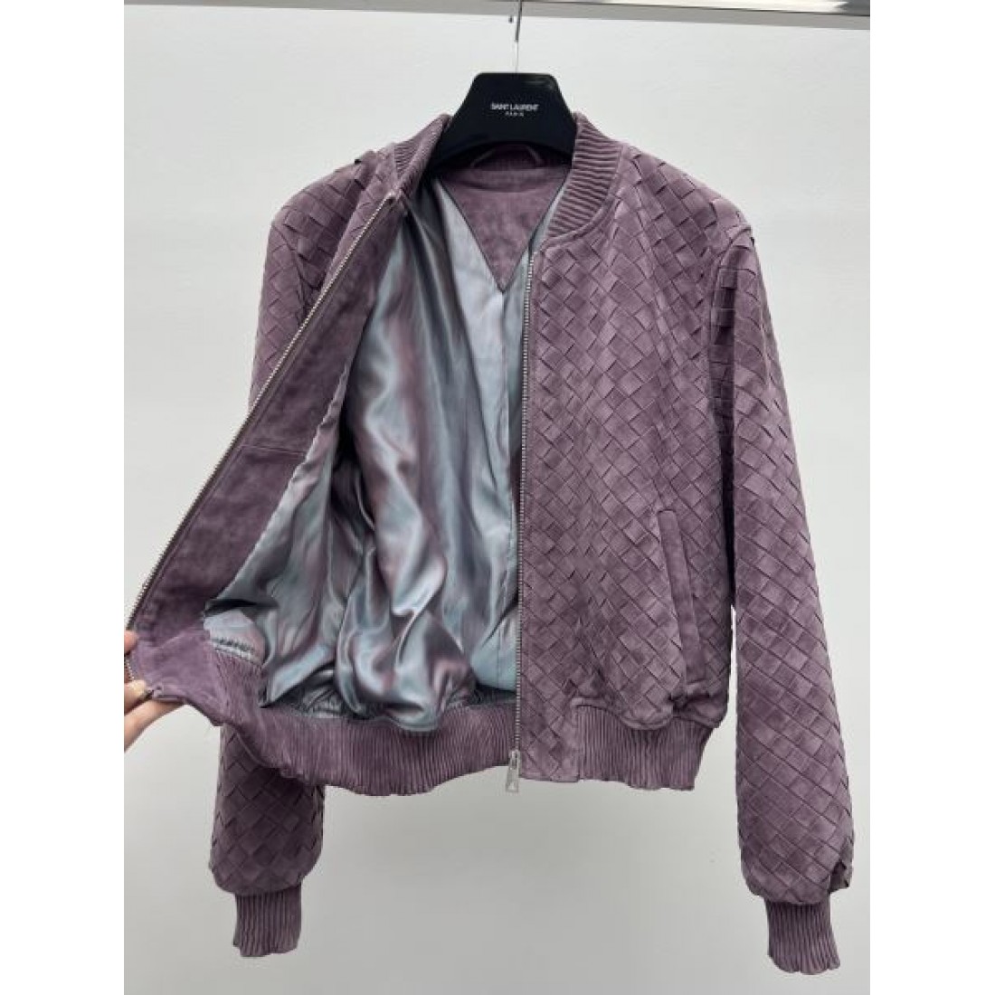 素材感際立つ BOTTEGA VENETA ボッテガ・ヴェネタ コピー ブルゾン 繊細な表情 リブ仕立て 大人モード