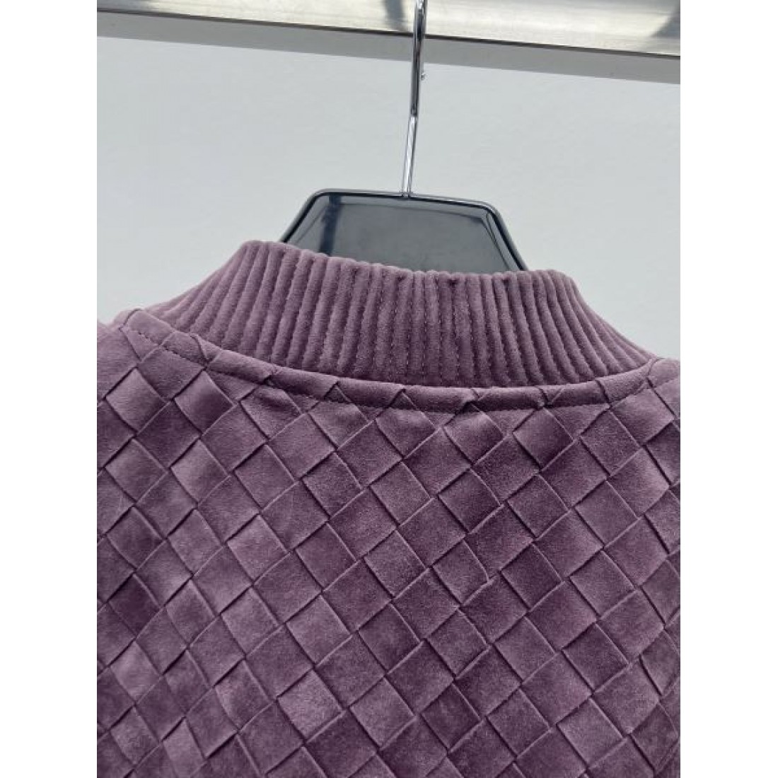 素材感際立つ BOTTEGA VENETA ボッテガ・ヴェネタ コピー ブルゾン 繊細な表情 リブ仕立て 大人モード