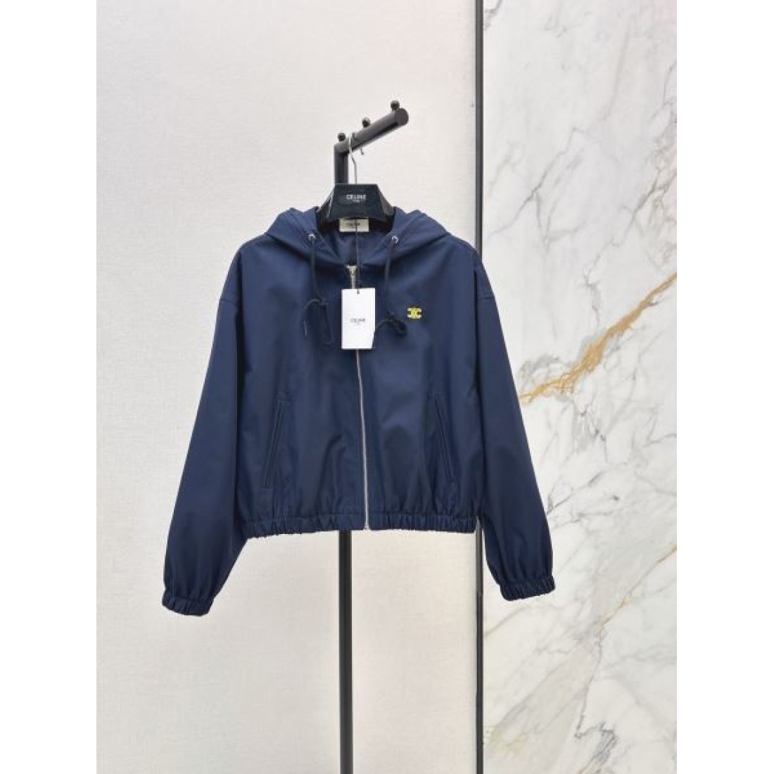 品質感際立つ CELINE セリーヌ コピー ジップアップジャケット ドローコードフード 都会派スポーティースタイル