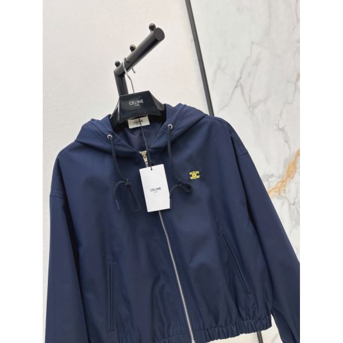 品質感際立つ CELINE セリーヌ コピー ジップアップジャケット ドローコードフード 都会派スポーティースタイル