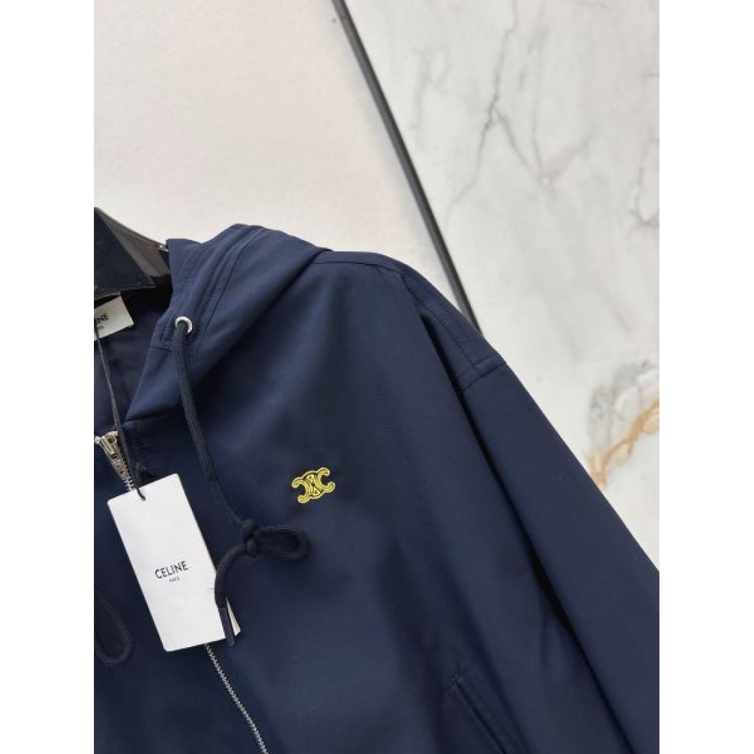 品質感際立つ CELINE セリーヌ コピー ジップアップジャケット ドローコードフード 都会派スポーティースタイル