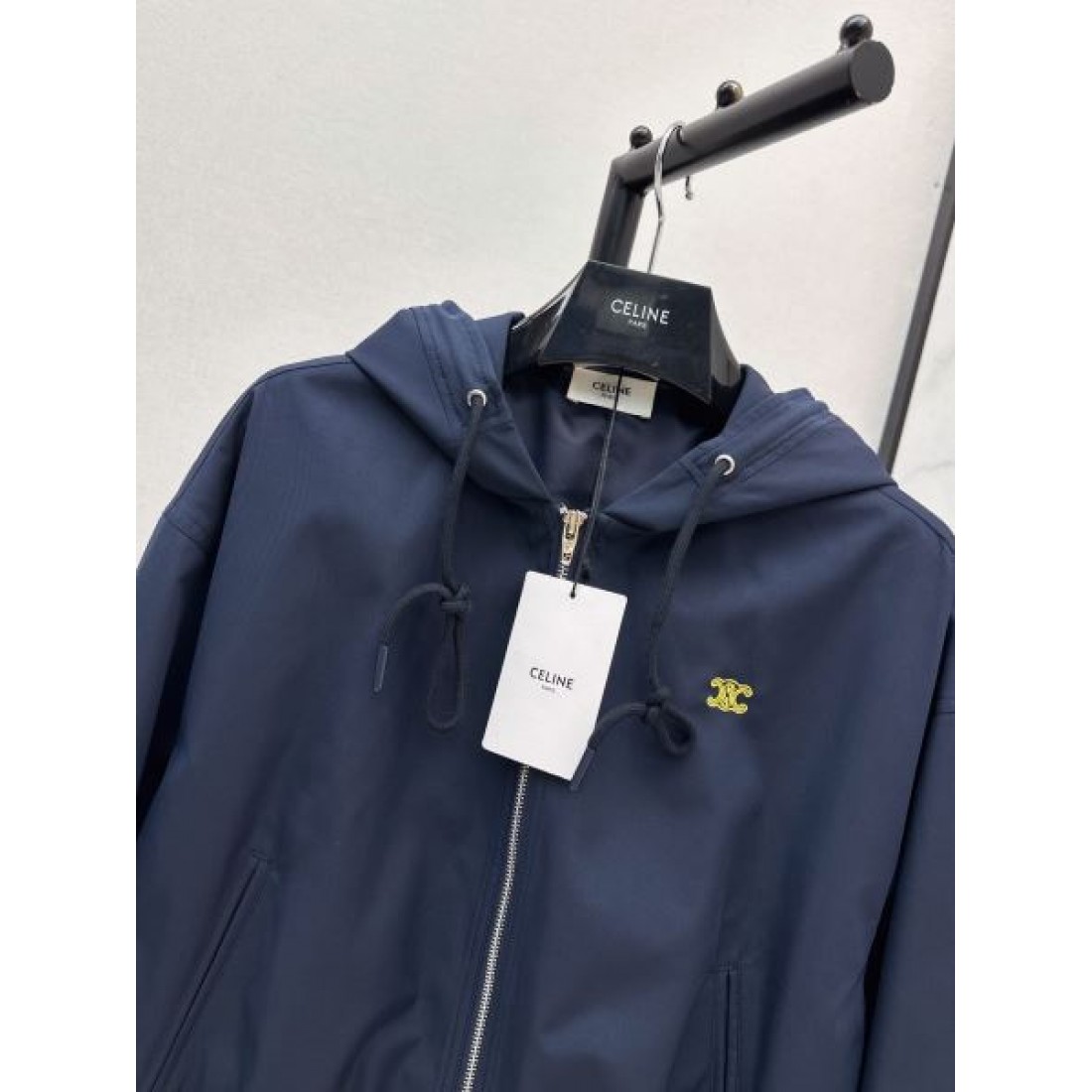品質感際立つ CELINE セリーヌ コピー ジップアップジャケット ドローコードフード 都会派スポーティースタイル