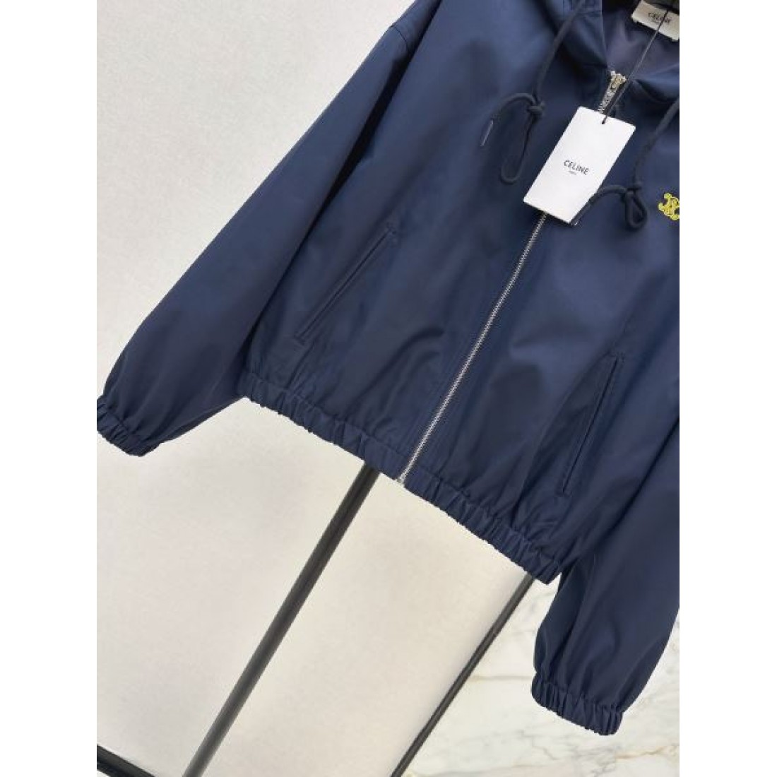 品質感際立つ CELINE セリーヌ コピー ジップアップジャケット ドローコードフード 都会派スポーティースタイル