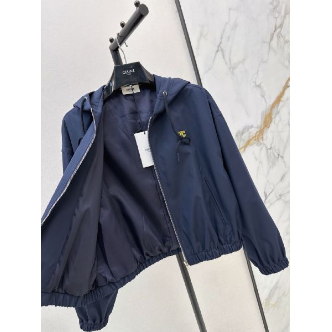 品質感際立つ CELINE セリーヌ コピー ジップアップジャケット ドローコードフード 都会派スポーティースタイル