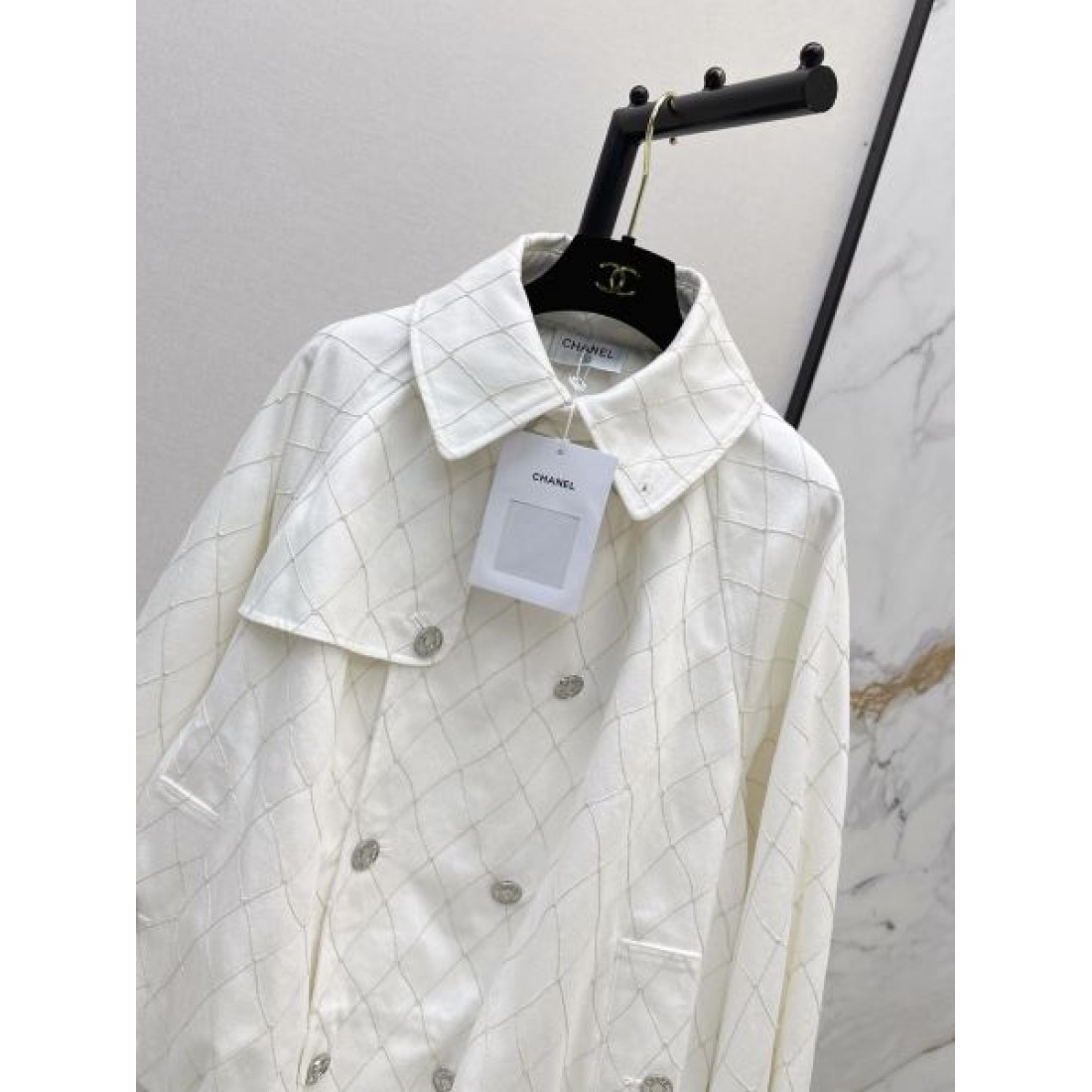 クラシカル襟が映える CHANEL シャネル コピー クロップドブルゾン ボタンアクセント 軽やかフォルム