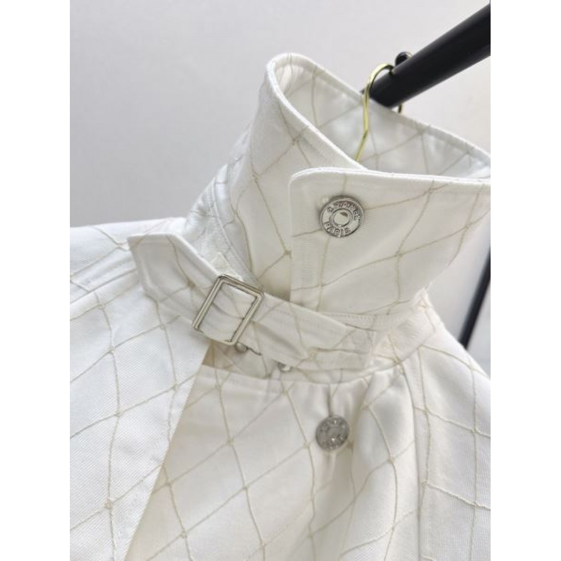 クラシカル襟が映える CHANEL シャネル コピー クロップドブルゾン ボタンアクセント 軽やかフォルム