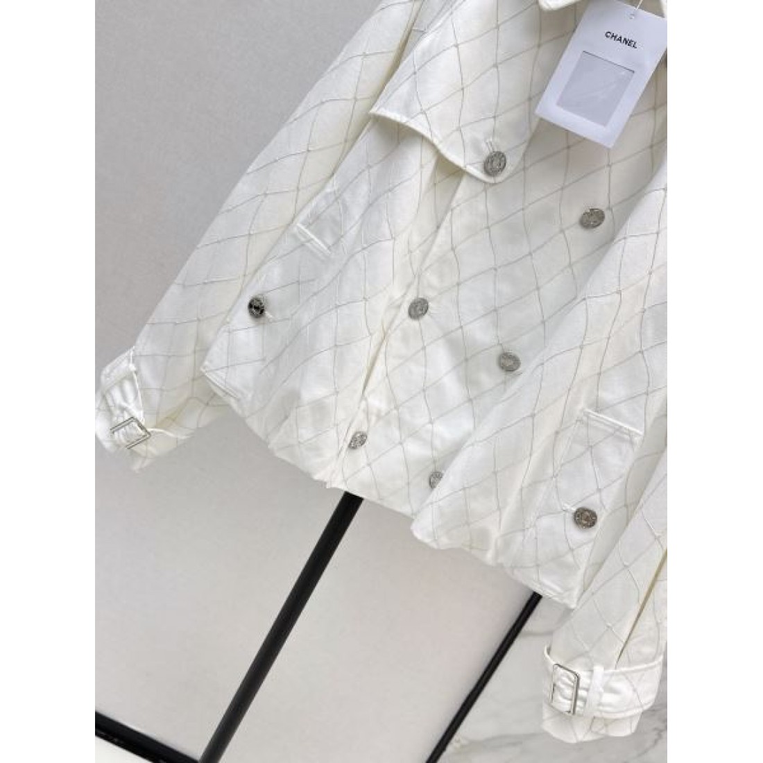 クラシカル襟が映える CHANEL シャネル コピー クロップドブルゾン ボタンアクセント 軽やかフォルム