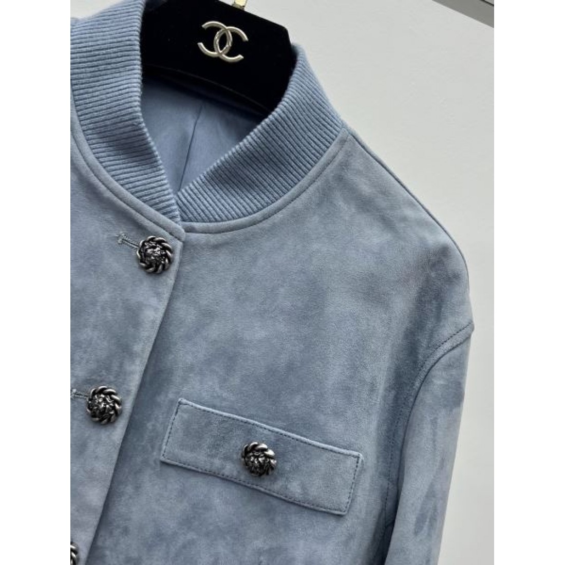 ポケットデザイン際立つ CHANEL シャネル コピー ショートカーディガン クルーネック コンパクトフォルム