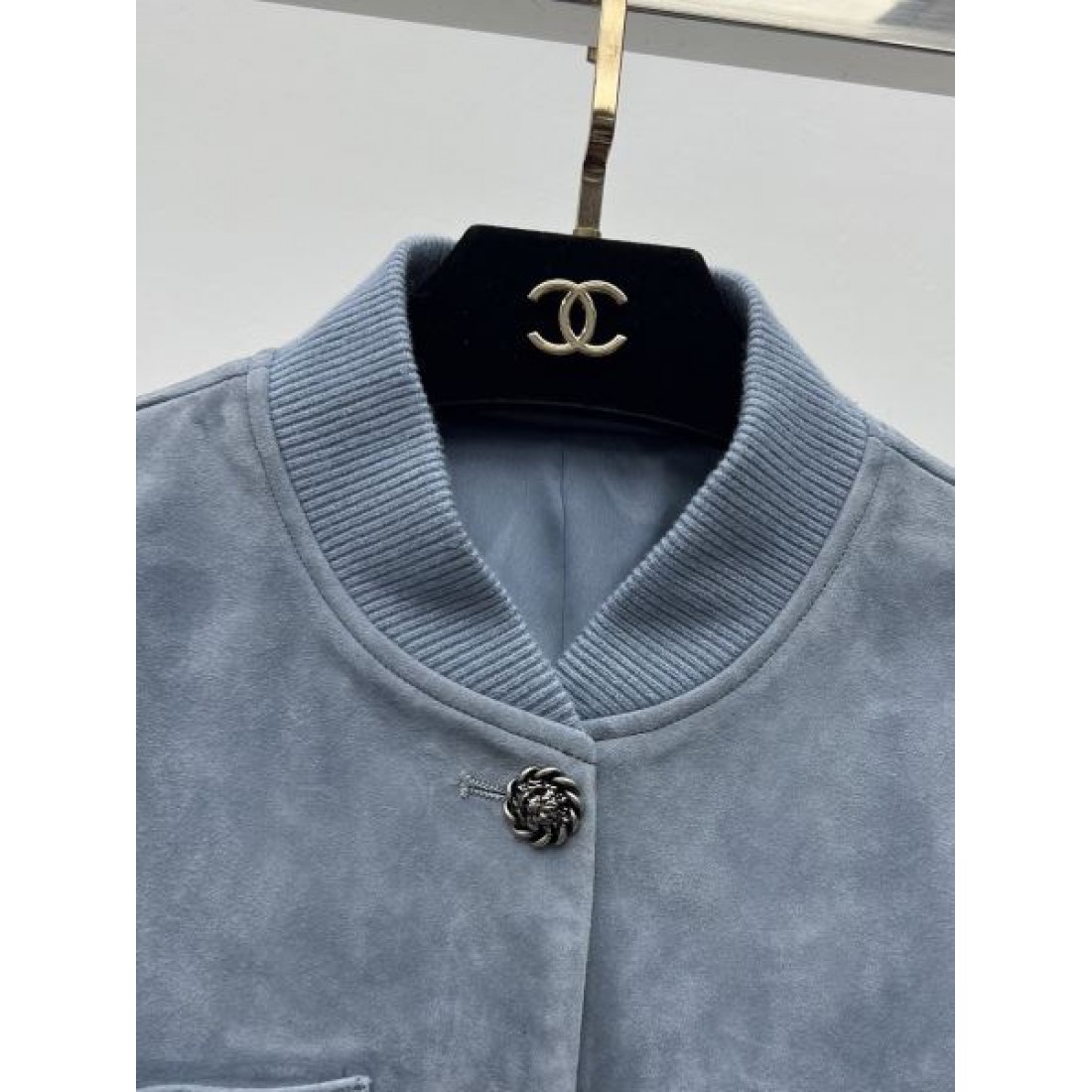 ポケットデザイン際立つ CHANEL シャネル コピー ショートカーディガン クルーネック コンパクトフォルム