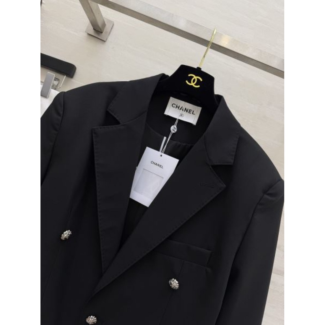端正な仕立て CHANEL シャネル コピー ショートテーラードジャケット フロントボタン 都会派シルエット