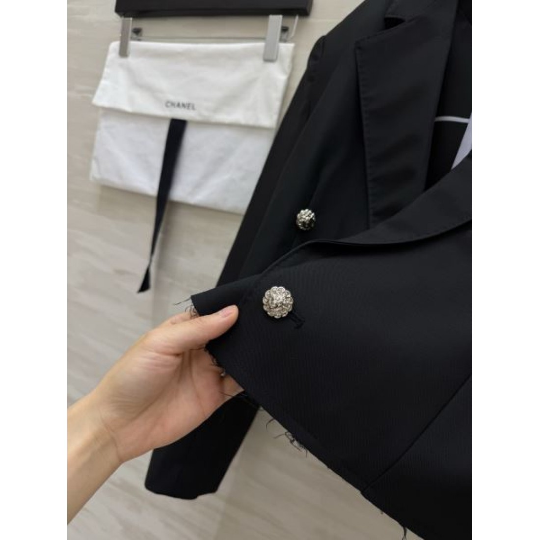 端正な仕立て CHANEL シャネル コピー ショートテーラードジャケット フロントボタン 都会派シルエット