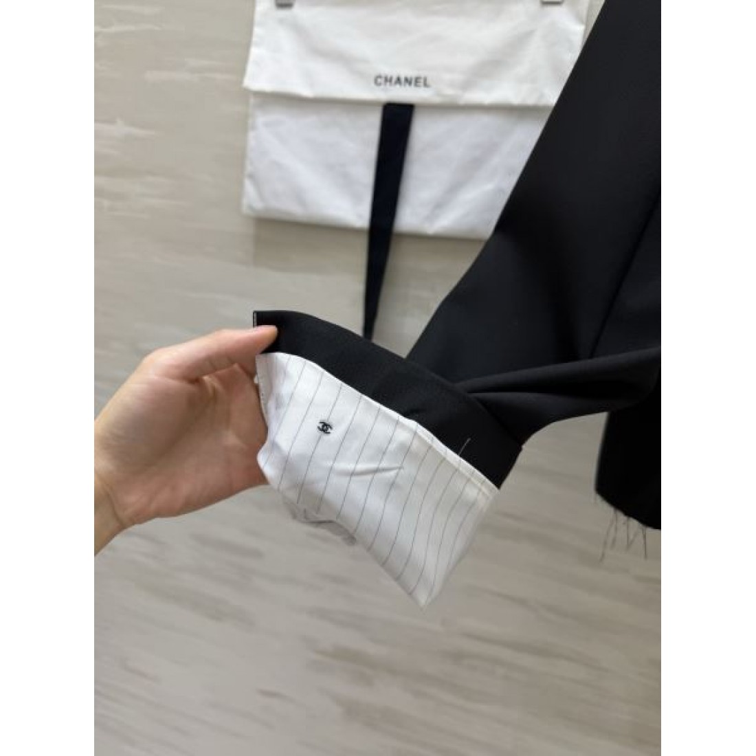 端正な仕立て CHANEL シャネル コピー ショートテーラードジャケット フロントボタン 都会派シルエット