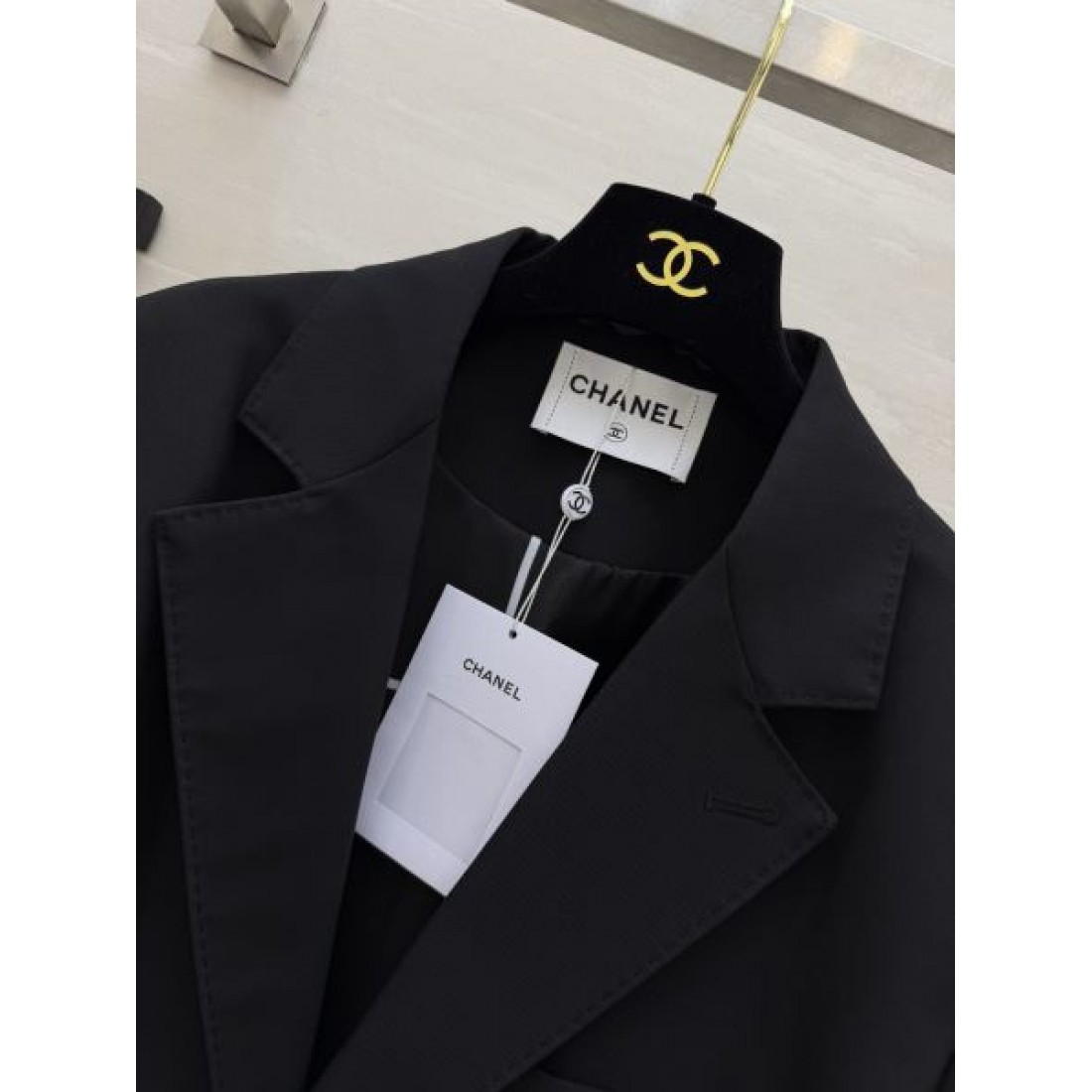 端正な仕立て CHANEL シャネル コピー ショートテーラードジャケット フロントボタン 都会派シルエット