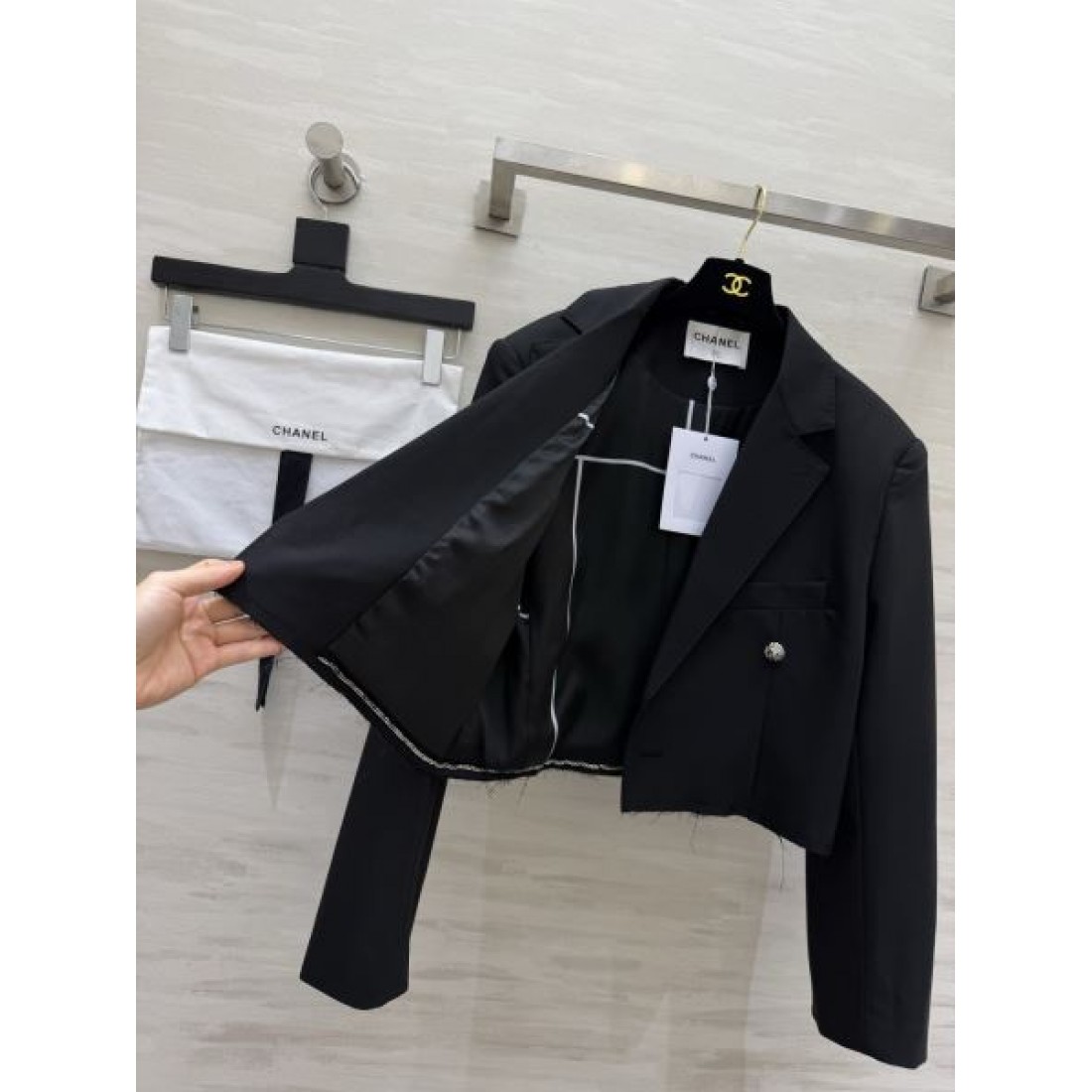 端正な仕立て CHANEL シャネル コピー ショートテーラードジャケット フロントボタン 都会派シルエット