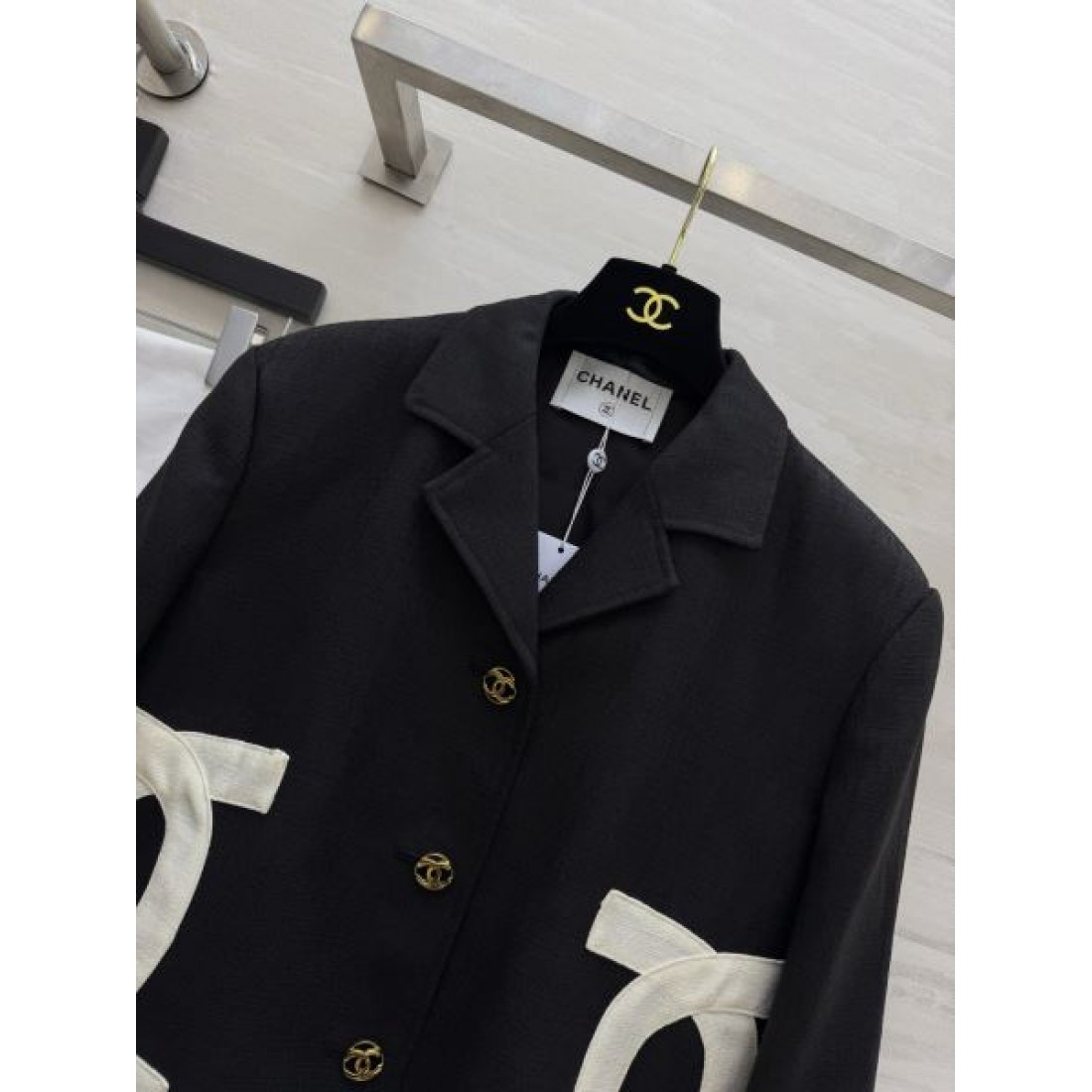 大胆ロゴを効かせた CHANEL シャネル コピー クロップドブレザー メタルボタン ウエストアクセント