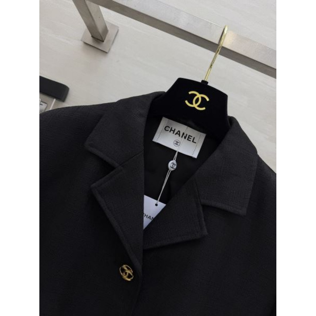 大胆ロゴを効かせた CHANEL シャネル コピー クロップドブレザー メタルボタン ウエストアクセント
