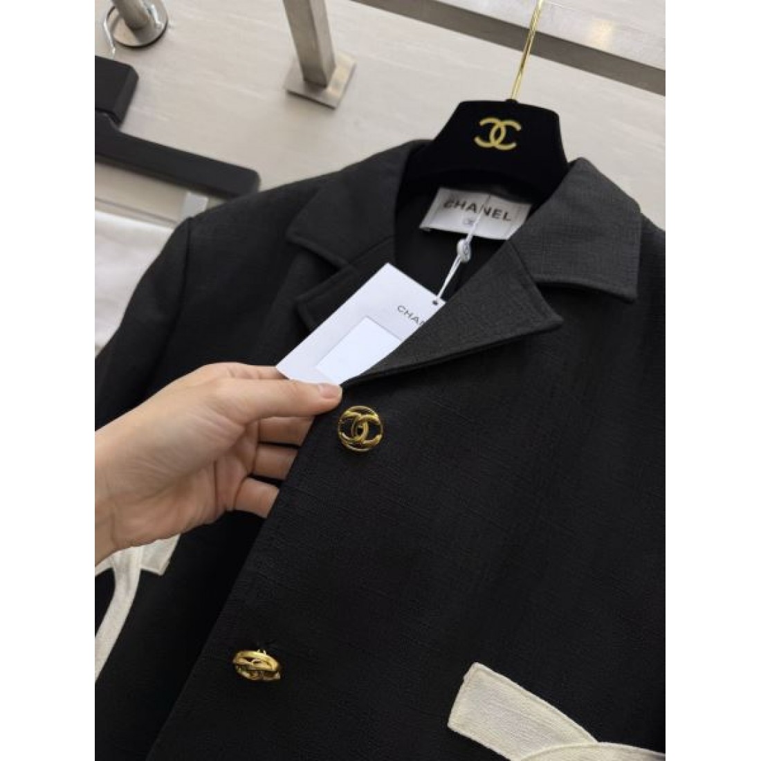 大胆ロゴを効かせた CHANEL シャネル コピー クロップドブレザー メタルボタン ウエストアクセント