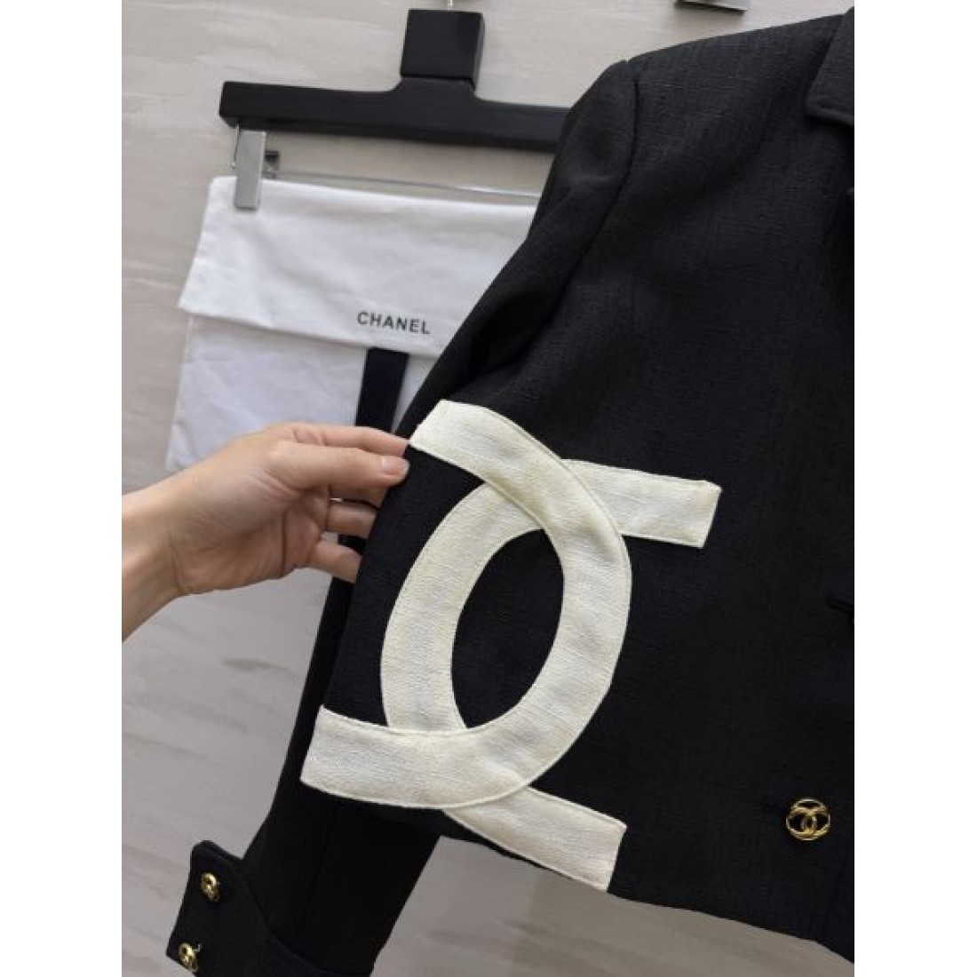 大胆ロゴを効かせた CHANEL シャネル コピー クロップドブレザー メタルボタン ウエストアクセント
